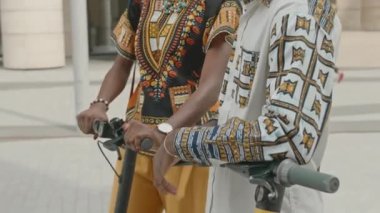 Şehrin göbeğinde elektrikli scooterlı birkaç genç Afrikalı Amerikalı arkadaşla sohbet edeceğiz.