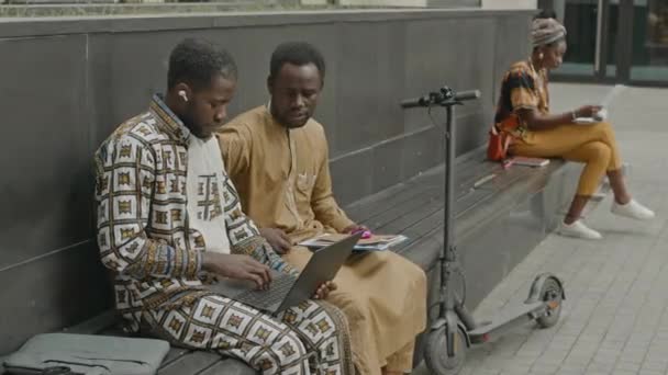 Medelhög Bild Två Afroamerikanska Manliga Kollegor Som Använder Laptop Medan — Stockvideo