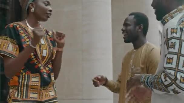 Medium Skott Tre Afroamerikanska Vänner Levande Traditionella Kläder Har Roligt — Stockvideo