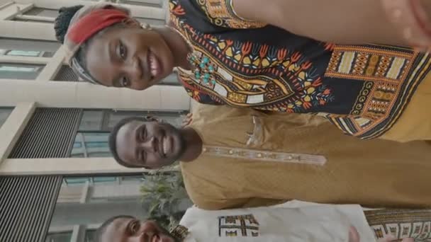 Vertical Portátil Pov Três Amigos Afro Americanos Acenando Sorrindo Para — Vídeo de Stock