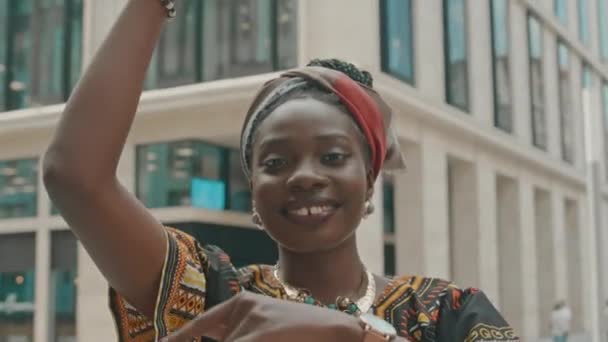 Медленно Грудь Молодой Красивой Афро Американской Женщины Тюрбане Традиционной Афро — стоковое видео