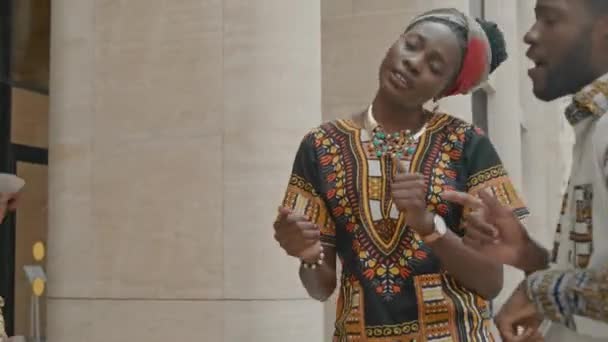 Средний Снимок Веселого Афроамериканского Трио Друзей Танцующего Возле Современного Офисного — стоковое видео