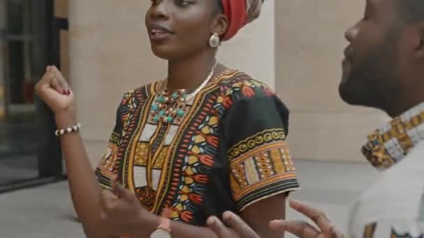Трое Счастливых Чернокожих Друзей Веселятся Исполняя Традиционные Афроамериканские Танцы Общественном — стоковое видео