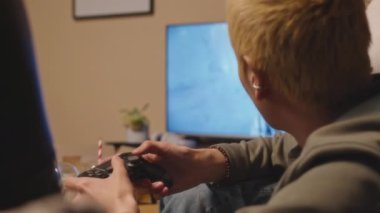 Hafta sonu arkadaşlarıyla dairede buluşurken Asyalı çocuğun oyun oynarken kontrol cihazını kullanmasının arka planı