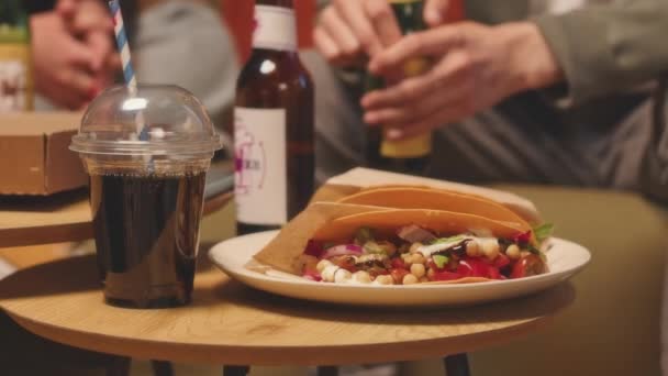 아파트에서 테이블에 접시와 음료에 맛있는 멕시코 타코의 인식할 수없는 사람들이 — 비디오