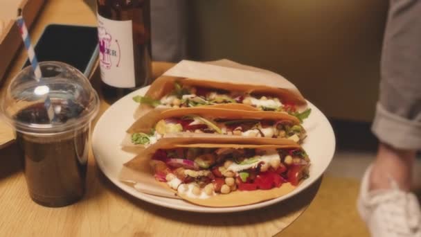 Closeup Tacos Mexicanos Saborosos Com Salsa Chapa Mesa Durante Festa — Vídeo de Stock