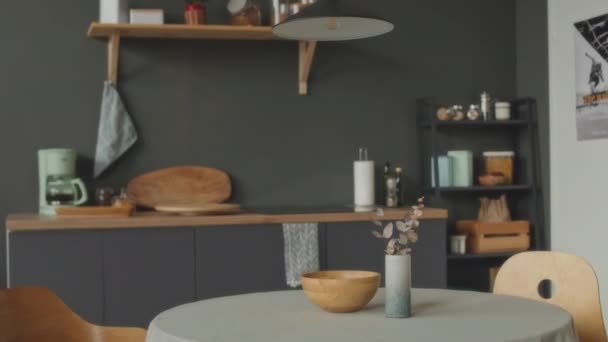 Nenhuma Pessoa Tiro Interior Acolhedor Cozinha Minimalista Com Mesa Branca — Vídeo de Stock