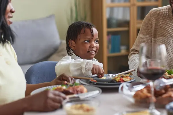Afrikanska Lilla Flicka Sitter Vid Bordet Och Äter Middag Tillsammans — Stockfoto