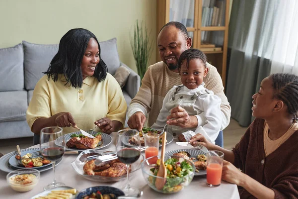 Familia Africana Cuatro Personas Cenando Juntos Casa Comiendo Hablando —  Fotos de Stock