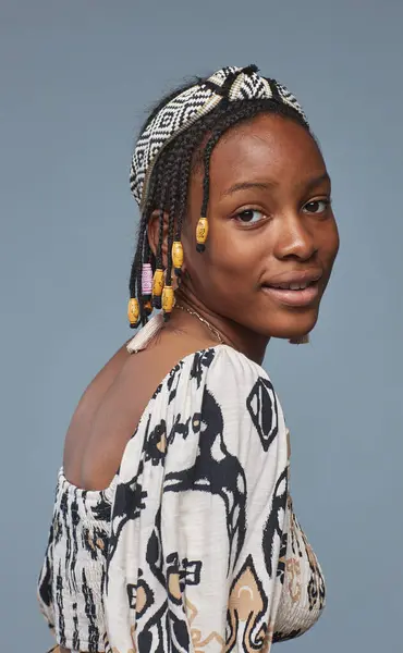 Portrait Adolescente Africaine Avec Coiffure Afro Vêtements Nationaux Regardant Caméra — Photo