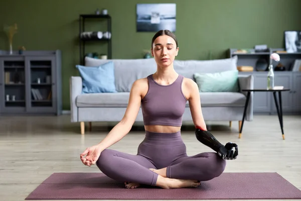 Giovane Donna Con Braccio Protesico Fare Yoga Sul Tappeto Esercizio — Foto Stock