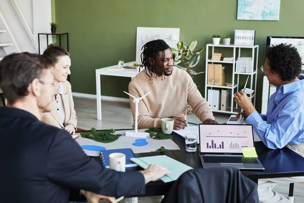 Group Engineers Discussing Alternative Energy Project Table Meeting Using Windmill — Stock Photo, Image