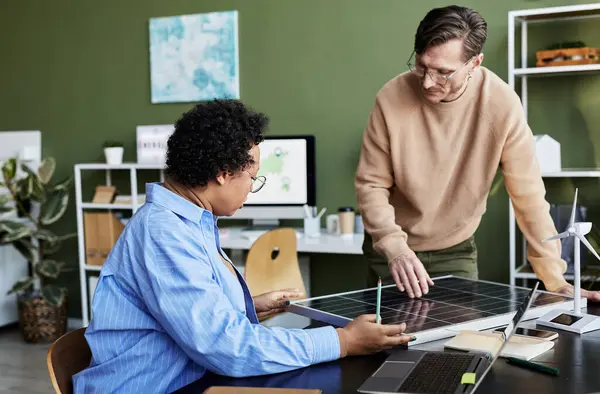 Two Colleagues Working Team Table Examining Solar Panel Alternative Energy — Stock Photo, Image