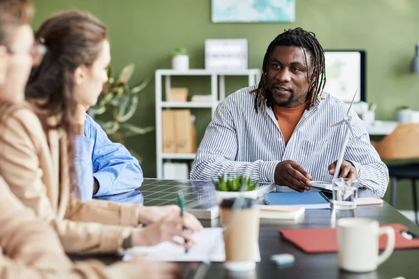 African Businessman Discussing Alternative Energy Together His Colleagues Table Meeting — Stock Photo, Image