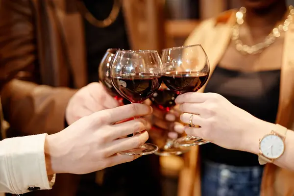 Tangan Beberapa Teman Muda Lintas Budaya Dentingan Dengan Anggur Merah — Stok Foto