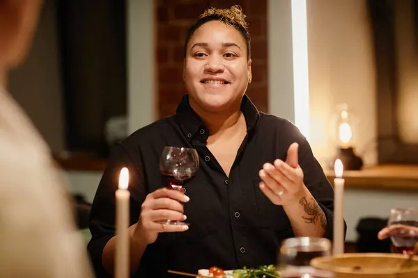 Jonge Lachende Vrouw Zwart Shirt Toasten Met Een Glas Wijn — Stockfoto