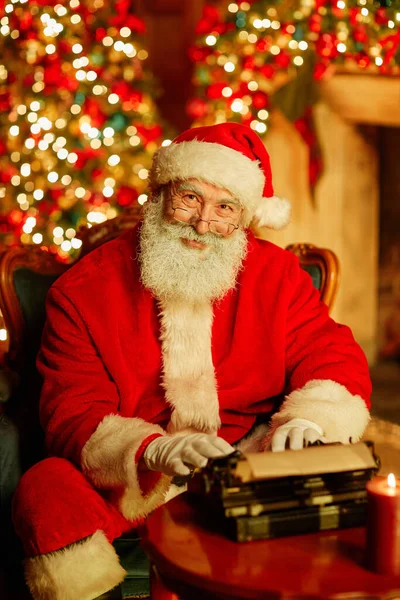 Vertikální Portrét Tradičního Santa Clause Jak Dívá Kamery Usmívá Slavnostním — Stock fotografie
