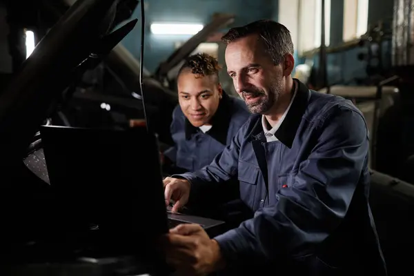 Ritratto Due Meccanici Sorridenti Che Riparano Camion Utilizzano Laptop Garage — Foto Stock