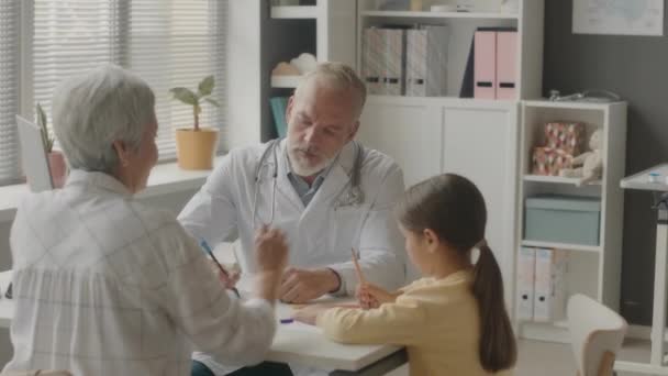 Pas Pro Dospělé Běloch Dětský Lékař Bílém Laboratorním Plášti Stetoskopu — Stock video