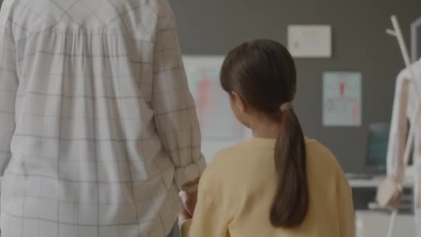 Büyükannesiyle Küçük Bir Kızın Parlak Geniş Doktor Ofisinde Masasında Oturan — Stok video