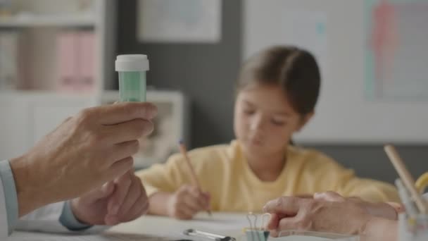Closeup Van Onherkenbare Mannelijke Kinderarts Met Fles Pillen Tijdens Het — Stockvideo