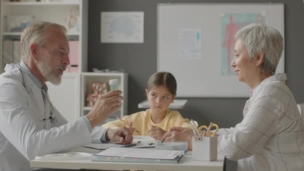Orta Yaşlı Beyaz Önlük Giyen Beyaz Çocuk Doktoru Asyalı Küçük — Stok video