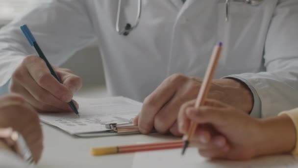 Tiro Recortado Pediatra Masculino Irreconhecível Tomando Notas Cartão Médico Dos — Vídeo de Stock