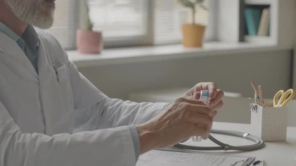 약속하는 인식할 수없는 환자에게 온도계를주는 실험실 코트에있는 의사의 슬로우 — 비디오