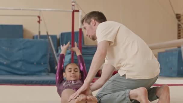 Flexibel Elementär Ålder Biracial Flicka Lila Leotard Gör Stretching Motion — Stockvideo
