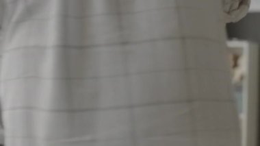Kolu incinmiş küçük bir kız ve annesinin ortopedist muayenesi için ortopedi doktoruna gidişi.