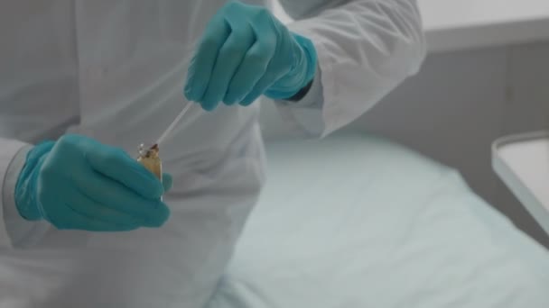 Przycięte Ujęcie Nierozpoznawalnego Lekarza Niebieskich Rękawiczkach Medycznych Użyciem Wacika Nasączonego — Wideo stockowe