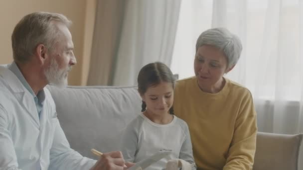 Média Tiro Profissional Branco Masculino Pediatra Com Prancheta Dando Visita — Vídeo de Stock