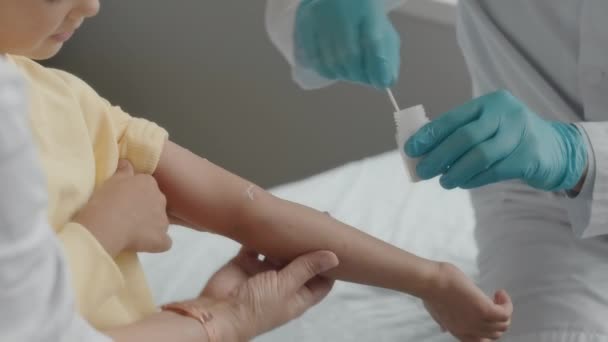 Felismerhetetlen Férfi Gyakorló Levágott Képe Speciális Gyógymóddal Átitatott Pamuttörlőkendővel Karcolások — Stock videók
