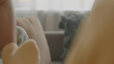 Küçük kızların dizlerindeki morlukları ve çizikleri iyotla boyayan, ev ziyaretlerinde ilk yardımı yapan tanınmayan doktorların orta boy yakın çekimi.