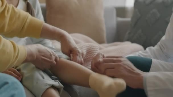 Schnittwunden Unkenntlich Gemachten Männlichen Arzt Der Das Verletzte Knie Einer — Stockvideo