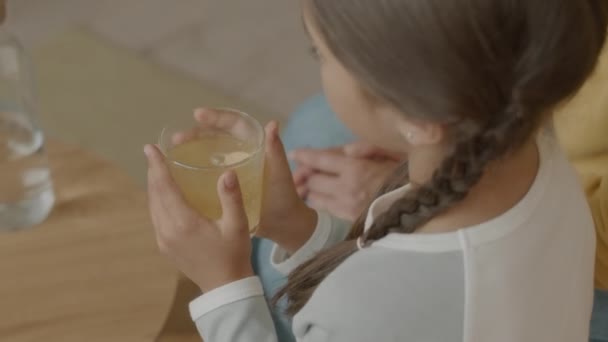 Von Oben Aufnahme Eines Kleinen Mädchens Das Ein Glas Wasser — Stockvideo