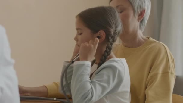 Doktor Randevusu Sırasında Büyükannesinin Nabzını Dinlerken Steteskop Kullanan Asyalı Küçük — Stok video