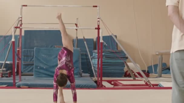 Lkokul Çağının Tam Uzunluğunda Mor Taytlı Kız Artistik Jimnastik Sınıfında — Stok video