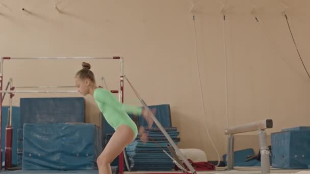 Kafkas Jimnastikçi Kızın Yeşil Taytlı Halinin Uzun Kenar Görüntüsü Sınıfta — Stok video
