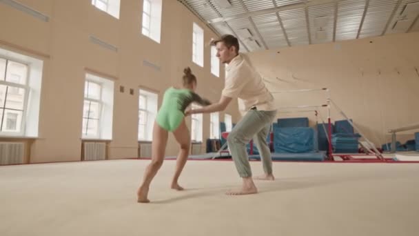 Geniş Bir Sınıfta Antrenman Yaparken Jimnastik Hocasıyla Perende Antrenmanı Yapan — Stok video