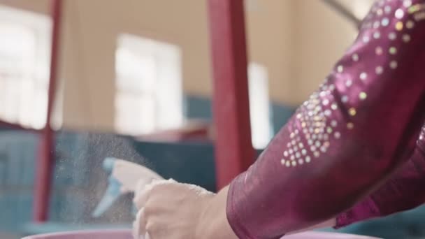バー要素の準備をしている間 認識できない女性の体操選手のチョークパウダーのスローモクローズアップ — ストック動画