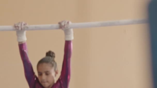 Kvalifikované Biracial Elementární Věk Dívka Dělá Tvrdé Akrobatické Umělecké Gymnastiky — Stock video
