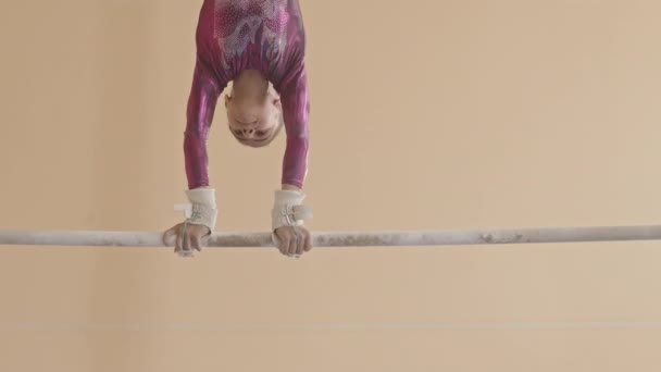 Кваліфікована Дівчинка Бірао Красивому Фіолетовому Леопарді Обертається Робить Трюки Гімнастичному — стокове відео