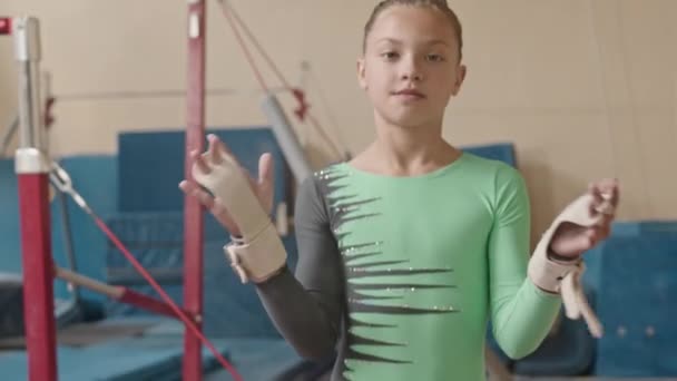 Naklonit Portrét Sebevědomé Kavkazské Malé Ženské Gymnastky Zeleném Trikotu Přezce — Stock video