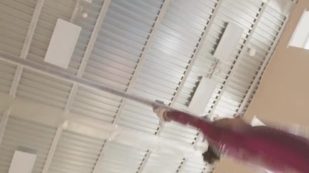 Ручний Знімок Низького Кута Гімнастки Фіолетовому Леопарді Крутиться Гімнастичному Барі — стокове відео