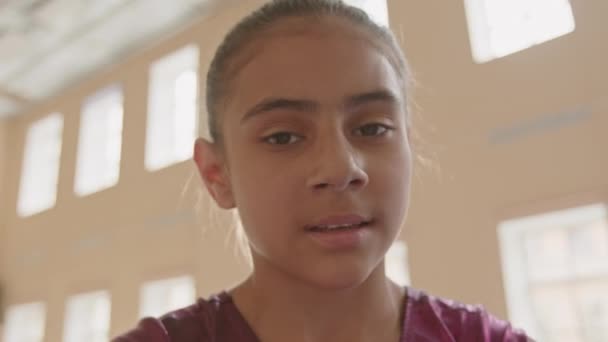 Mor Taytlı Ilkokul Çağındaki Yorgun Çift Irklı Bir Kızın Fotoğraf — Stok video
