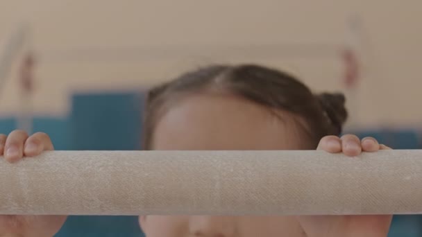 Zbliżenie Letni Azji Dziewczyna Patrząc Aparat Podczas Robienie Pullups Gimnastyka — Wideo stockowe