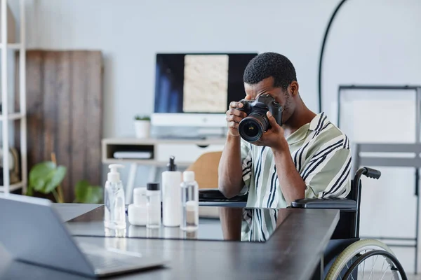 Porträt Eines Jungen Schwarzen Mannes Als Fotograf Mit Behinderung Der — Stockfoto