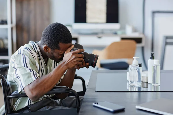 Seitenansicht Porträt Eines Jungen Schwarzen Mannes Rollstuhl Als Fotograf Mit — Stockfoto