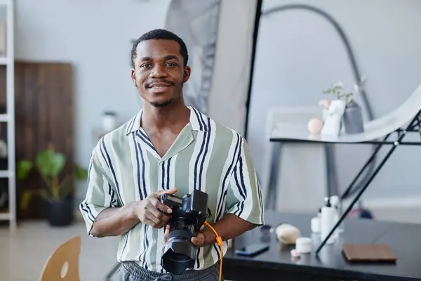 Porträt Eines Afroamerikanischen Männlichen Fotografen Der Fotostudio Die Kamera Lächelt — Stockfoto